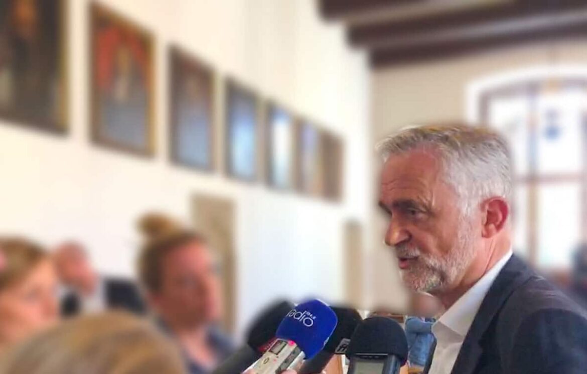 Oberbürgermeister Wolfgang Griesert gibt der Presse Antworten auf Fragen zum Shoppingcenter-Aus