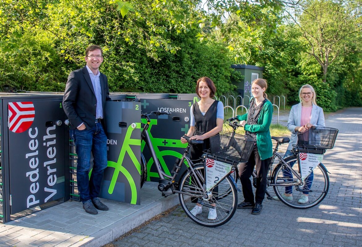 Geben am Campus Westerberg den Startschuss für die erste Testphase des Pedelec-Verleihsystems: (V.l.) Joachim Kossow (Mobile Zukunft), Ulla Bauer (Stadt Osnabrück), Sabine Adamaschek (Hochschule Osnabrück) und Sarah Born (Stadtwerke). © Stadtwerke Osnabrück / Jessica Fischer)
