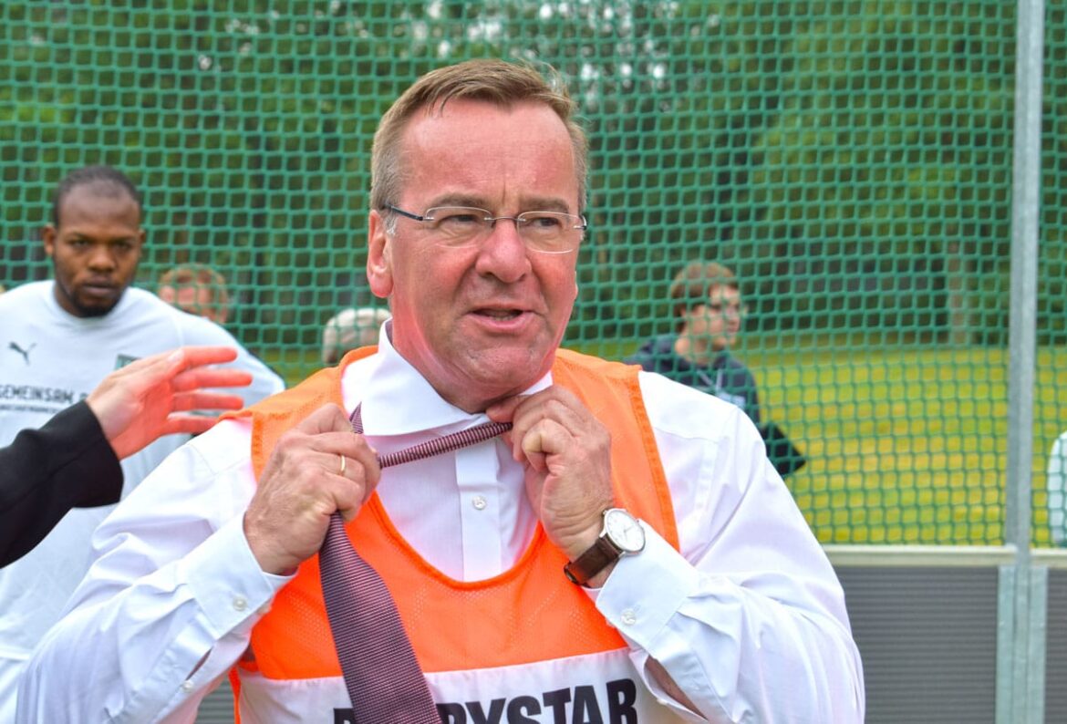 Krawatte runter und rauf auf den Platz – Innenminister Boris Pistorius