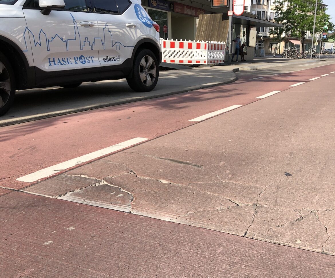 Risse in der Fahrbahn auf dem Rosenplatz