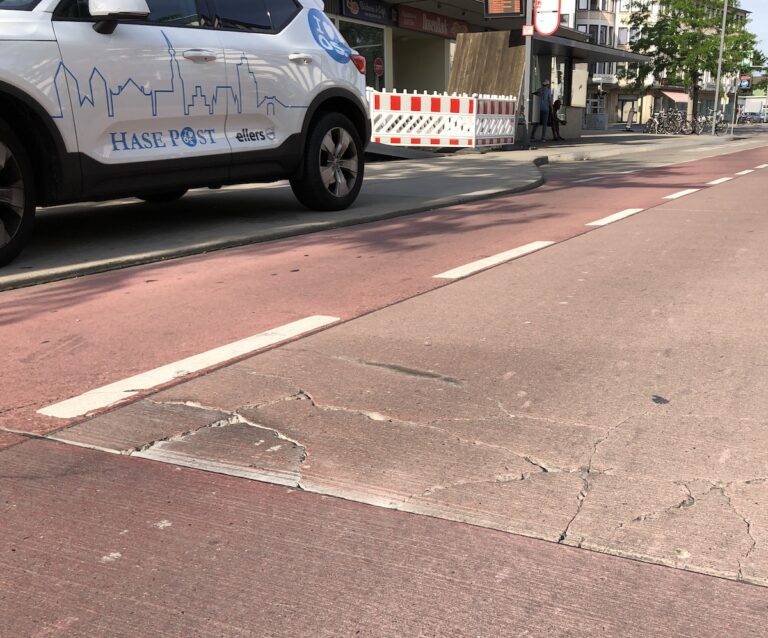 Risse in der Fahrbahn auf dem Rosenplatz