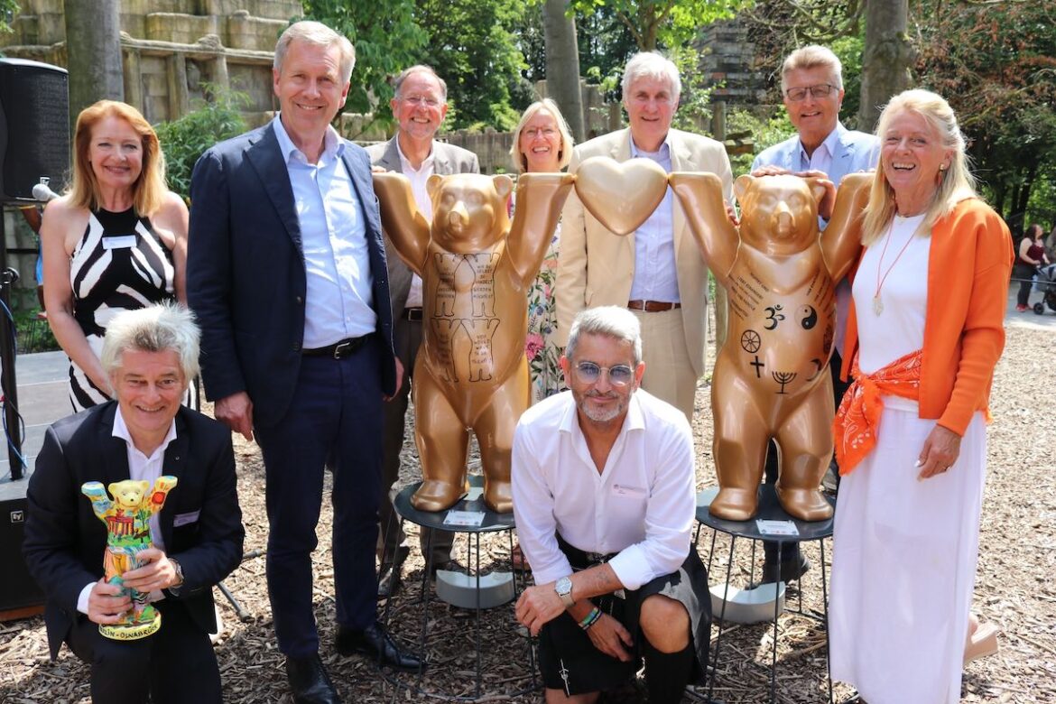 Vom 22. Juni bis 28. Juli wirbt die Ausstellung „United Buddy Bears – The Art of Tolerance“ im Zoo Osnabrück für Frieden. Gemeinsam eröffneten Heike Drogies (Zoo Osnabrück) Schirmherr Christian Wulff (Bundespräsident a.D.), Reinhard Sliwka (Zoopräsident), Christiane Rottmann (stellvertretende Landrätin), Dr. Klaus Herlitz (Buddy Bär Berlin GmbH), Dr. E.h. Fritz Brickwedde (Löwen für Löwen), Eva Herlitz (Buddy Bär Berlin GmbH) (v.l.n.r.) mit Andreas Busemann (Zoogeschäftsführer) und John McGurk (Eine Zukunft für Kinder) (vorne) die Ausstellung.