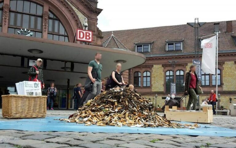 Zigarettenkippen vor dem Osnabrücker Hauptbahnhof
