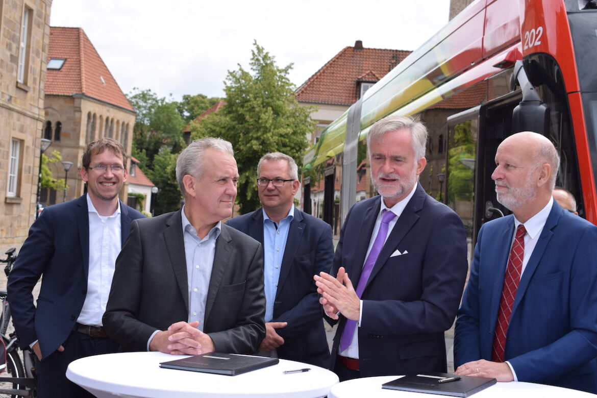 Haben den Ausbau der E-Bus-Partnerschaft besiegelt: (2.v.l.) Henk Coppens (CEO VDL Bus & Coach bv), Boris Höltermann (Geschäftsführer VDL Bus & Coach Deutschland GmbH), Oberbürgermeister Wolfgang Griesert und Dr. Stephan Rolfes (Stadtwerke-Mobilitätsvorstand)