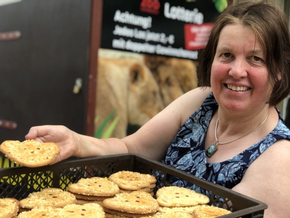 Diana Coppenrath hat zum Start der Zoo-Lotterie Löwen-Kekse für "Löwen für Löwen" gebacken