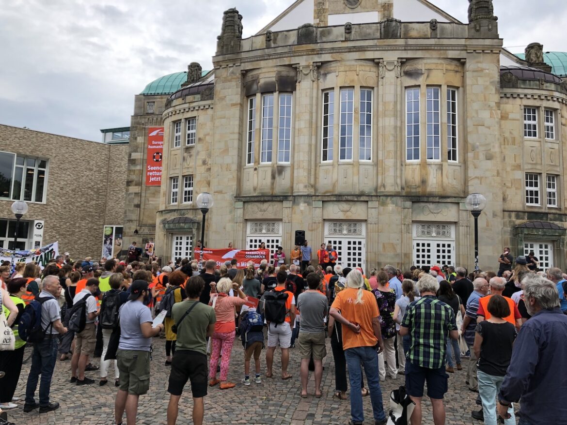 Kundgebung von 'Seebrücke Osnabrück' vor dem Theater
