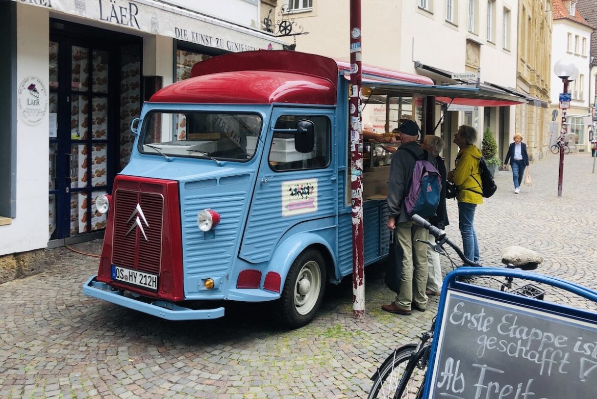 Tante Sophies Backstube, Verkaufswagen vor dem Café Läer