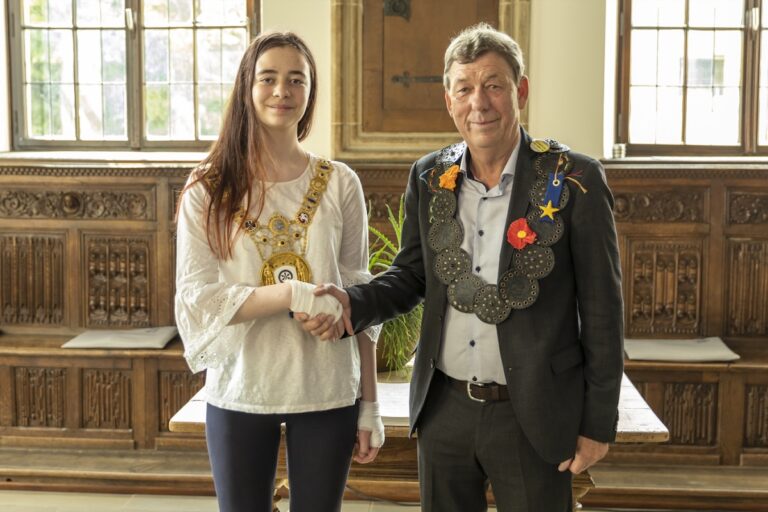 Kinderstadt-Oberbürgermeisterin Helena (14) mit Bürgermeister Uwe Görtemöller im Friedenssaal des historischen Osnabrücker Rathauses