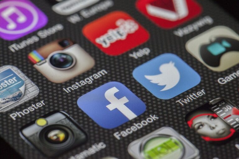 Social Media, Handy