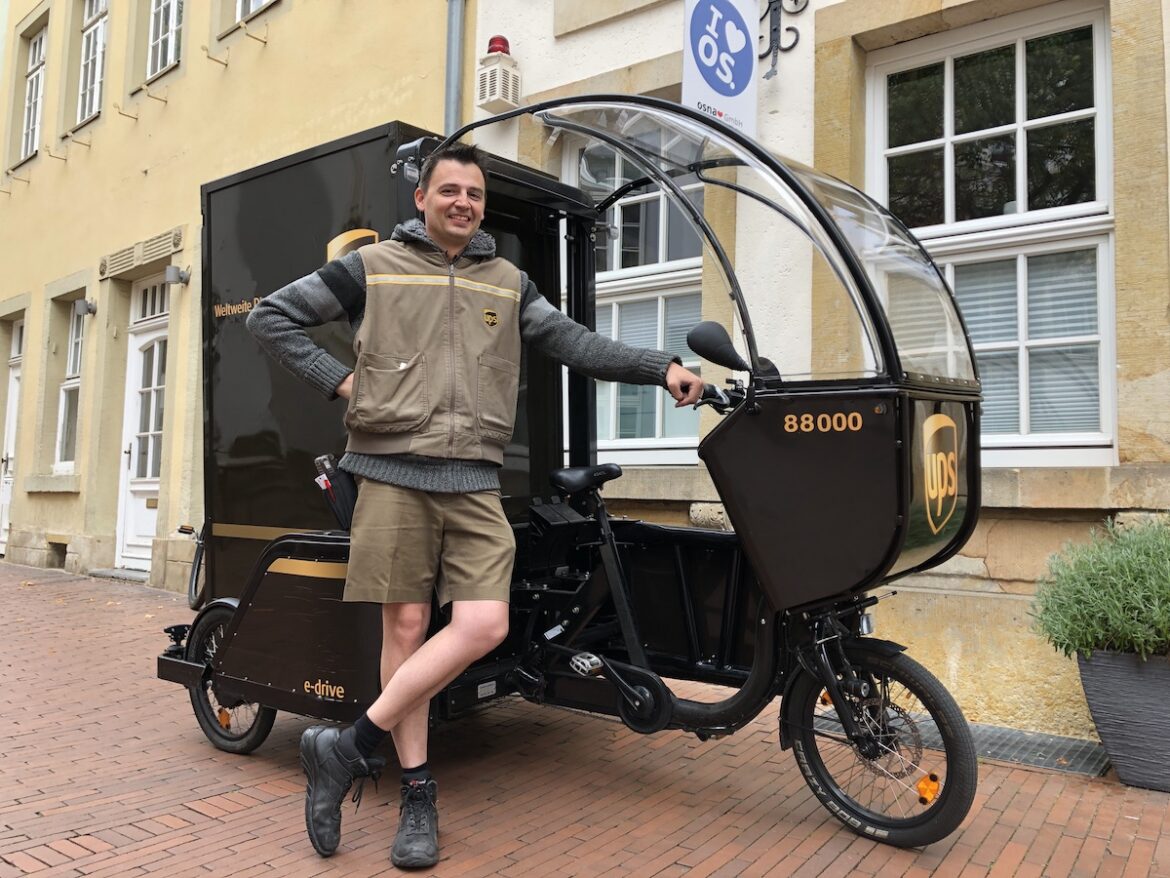 UPS-Zusteller Maik Pohl und sein Arbeitsgerät