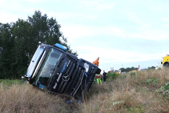 Bergung auf der Autobahn A1 in der Nacht nach LKW-Unfall