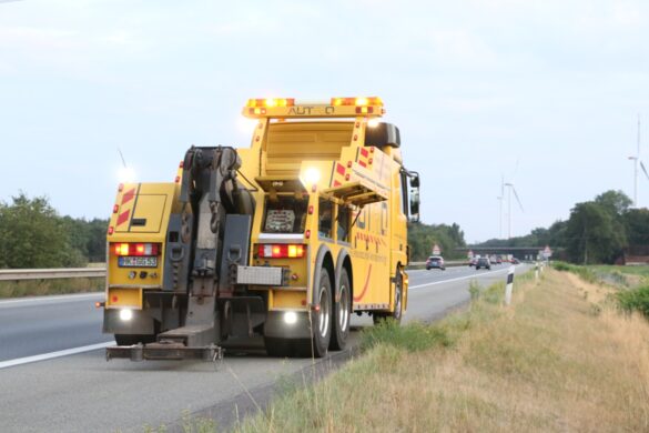 Bergung auf der Autobahn A1 in der Nacht nach LKW-Unfall