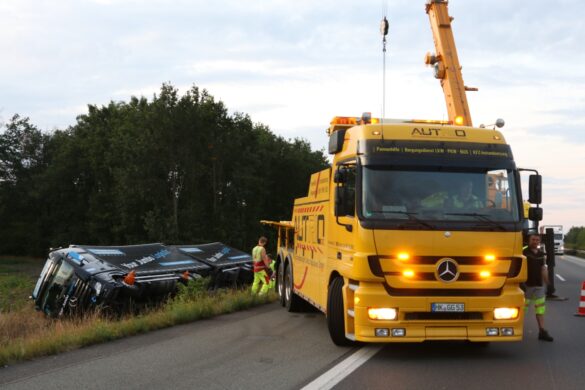 Bergung auf der Autobahn A1 in der Nacht nach LKW-Unfall