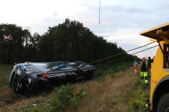 Bergung auf der Autobahn A1 in der Nacht nach LKW-Unfall