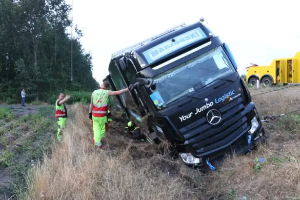 Bergung auf der Autobahn A1 in der Nacht nach LKW-Unfall