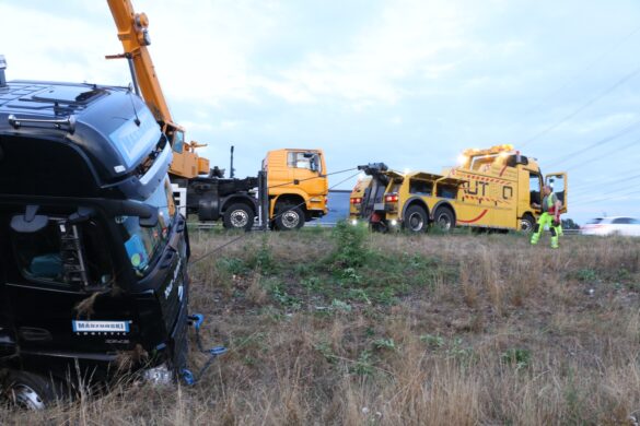 Bergung auf der Autobahn A1 in der Nacht nach LKW-Unfall