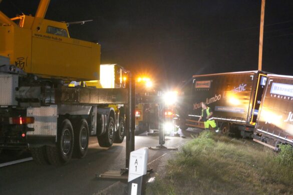 Bergung auf der Autobahn A1 in der Nacht nach LKW-Unfall