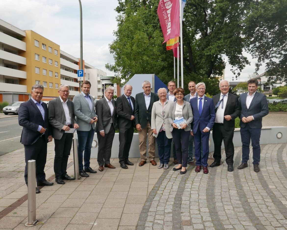 Gruppenfoto der CDU-Landtagsabgeordneten vor der Handwerkskammer in Osnabrück
