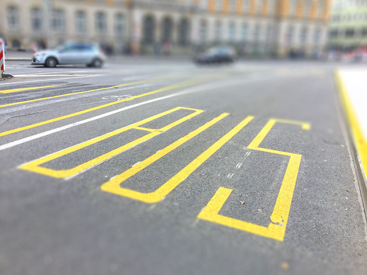 Bus-Fahrbahnmarkierung