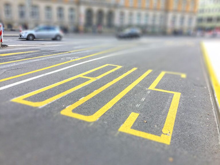 Bus-Fahrbahnmarkierung