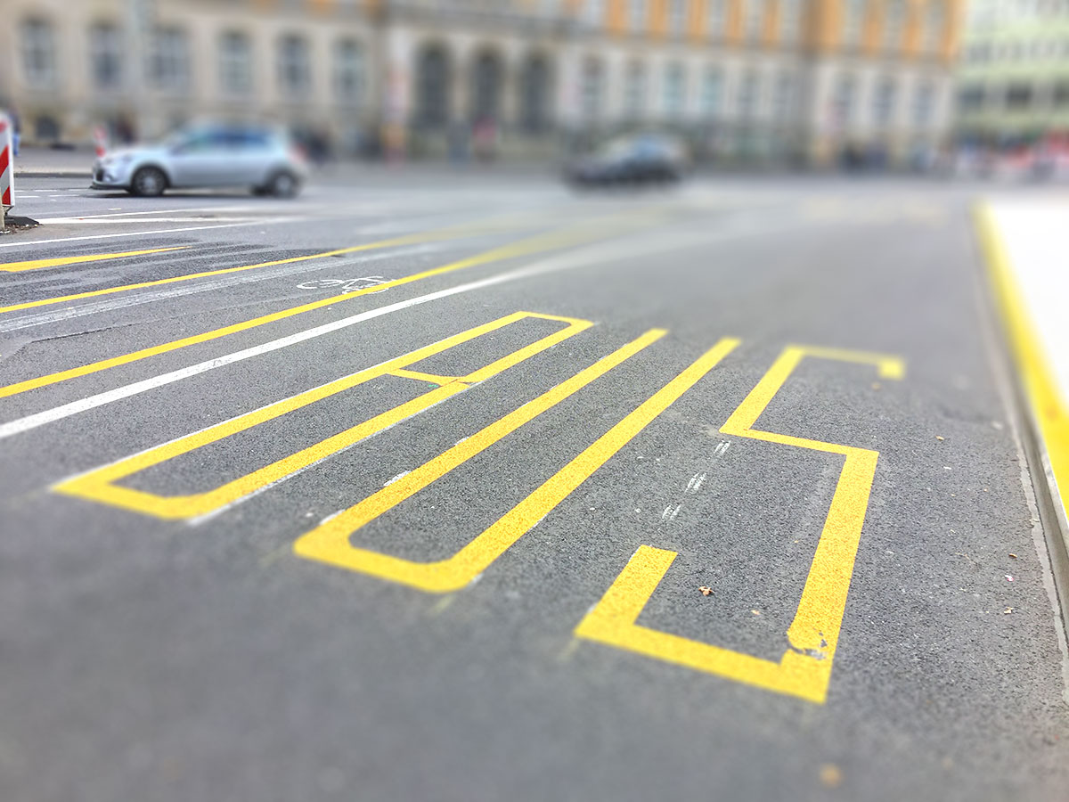 Bus-Fahrbahnmarkierung