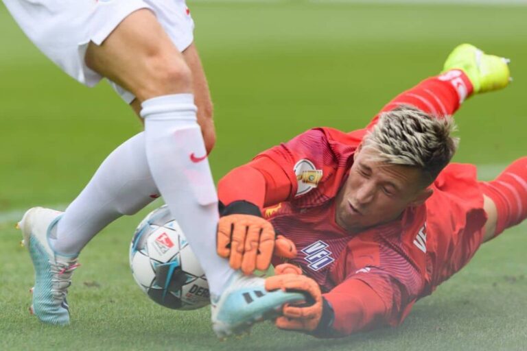 Timo Werner (RBL) und Torwart Nils Koerber (VfL) im Zweikampf; Foto: eu-images / imago