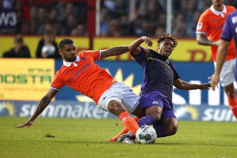 Victor Palsson (Darmstadt) grätscht gegen Etienne Amenyido, Foto: imago images / Joachim Sielski