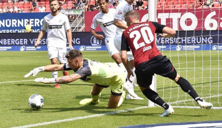 VfL-Torwart Nils Körber und Lukas Jäger (FCN); Foto: imago images / Zink
