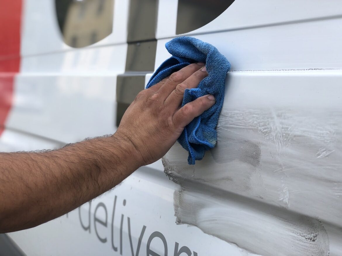 Reinigung eines verschmierten Lieferwagens