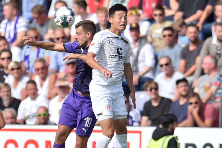 Kevin Wolze im Zweikampf gegen Ryo Miyaichi; Foto: imago images / Noah Wedel