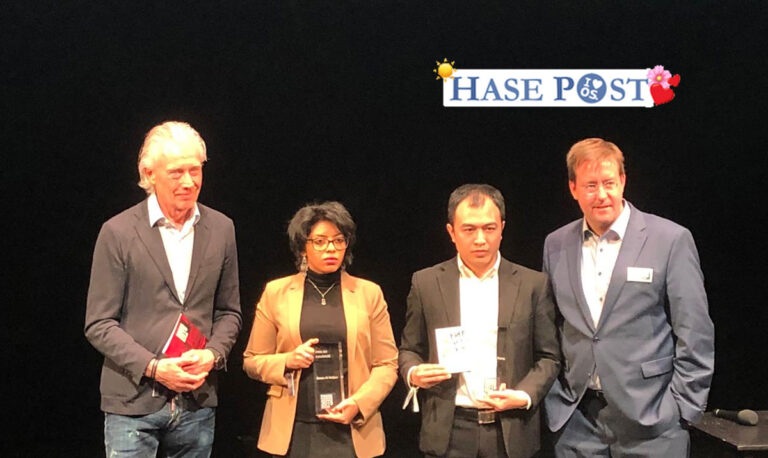 Gisbert Komlóssy (links) bei der Preisverleihung in Berlin