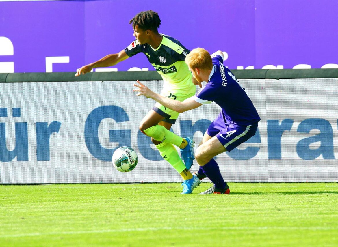 Felix Agu im Zweikampf; Foto: Frank Kruczynski, kru-foto.de