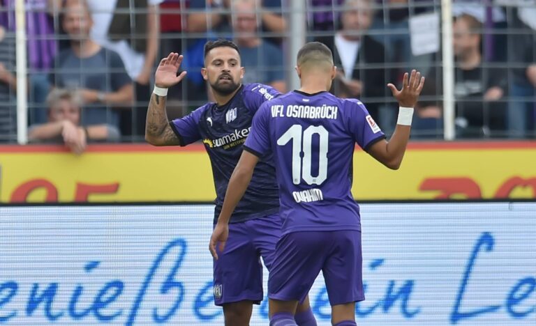 Marcos Alvarez nach seinem Tor zum 1:0 mit Anas Ouahim; imago images / osnapix