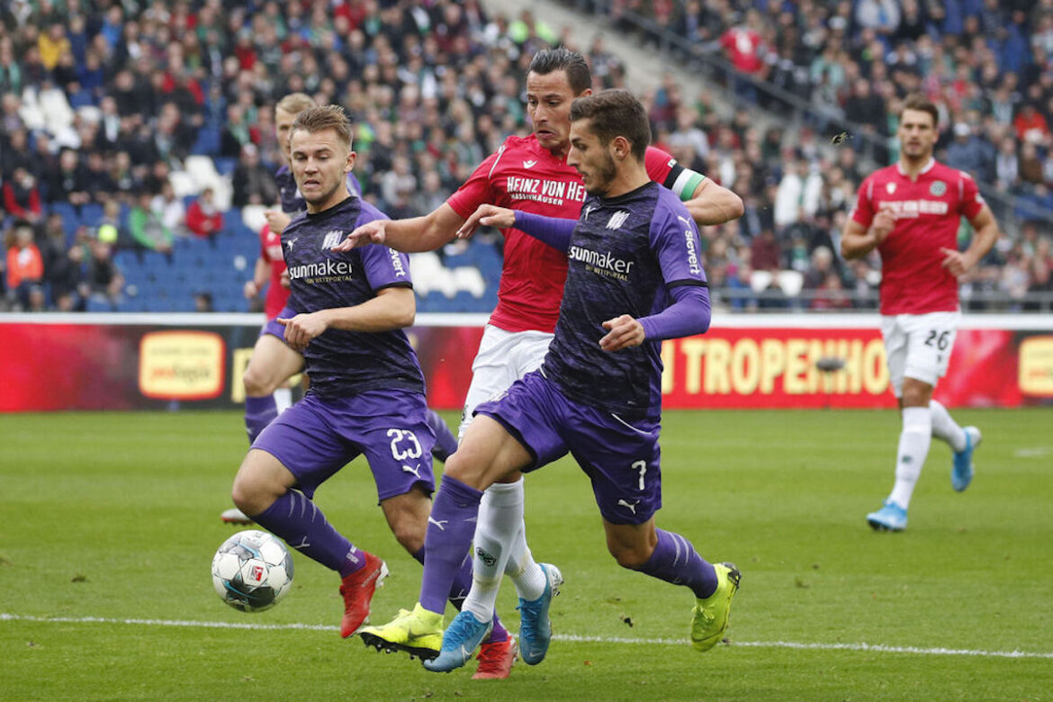 David Blacha und Bashkim Ajdini mit Edgar Prib (H96); Foto: imago images / Joachim Sielski