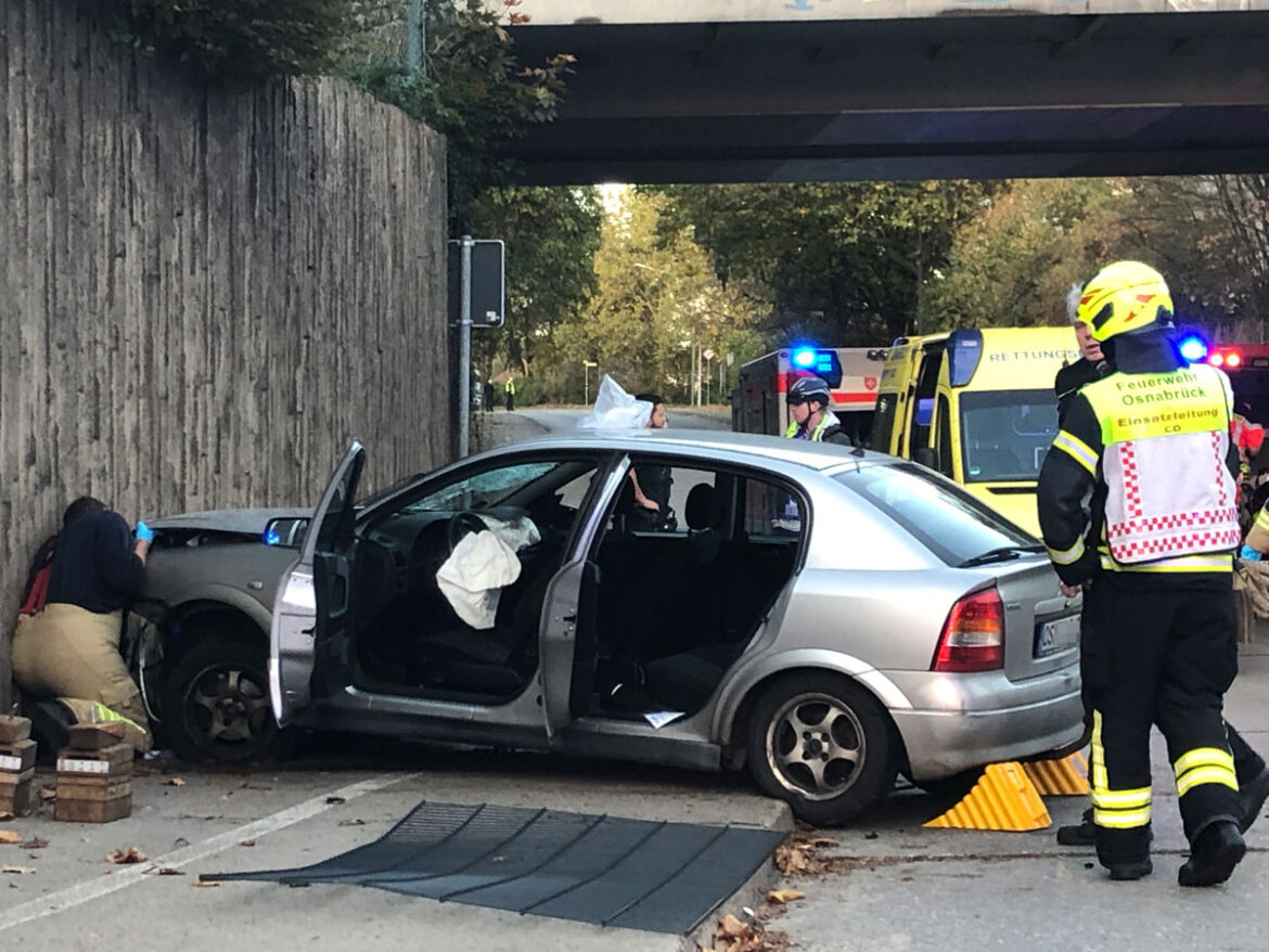 Der Opel landete total zerstört in der Bahnunterführung