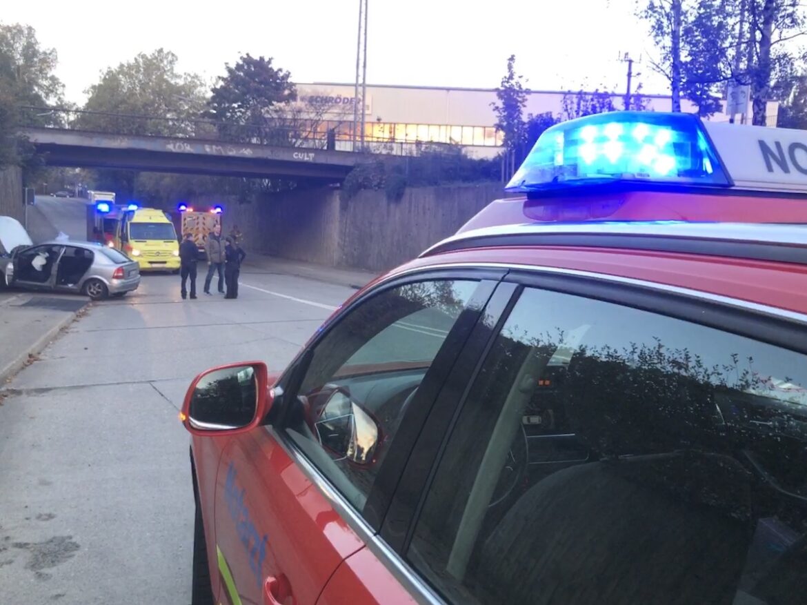 abgestürzter Opel (links) in der Bahnunterführung