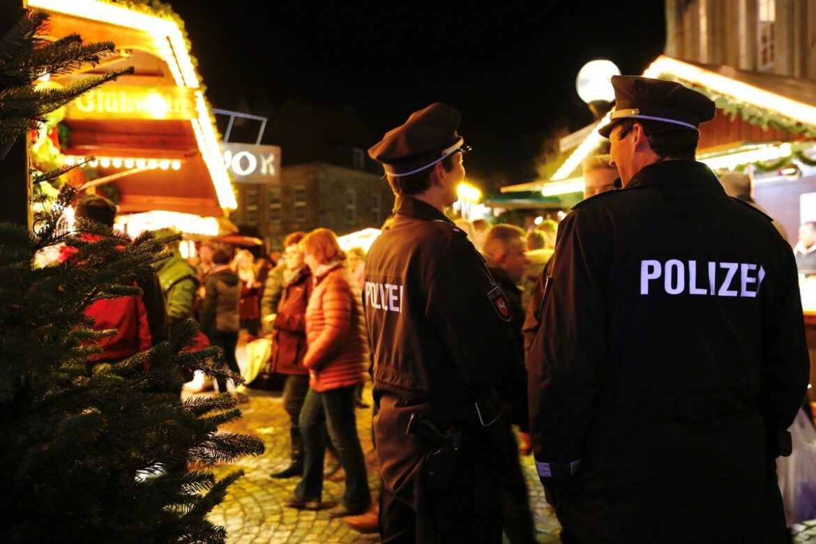 Polizei auf dem Weihnachtsmarkt / Foto: Polizei Osnabrück