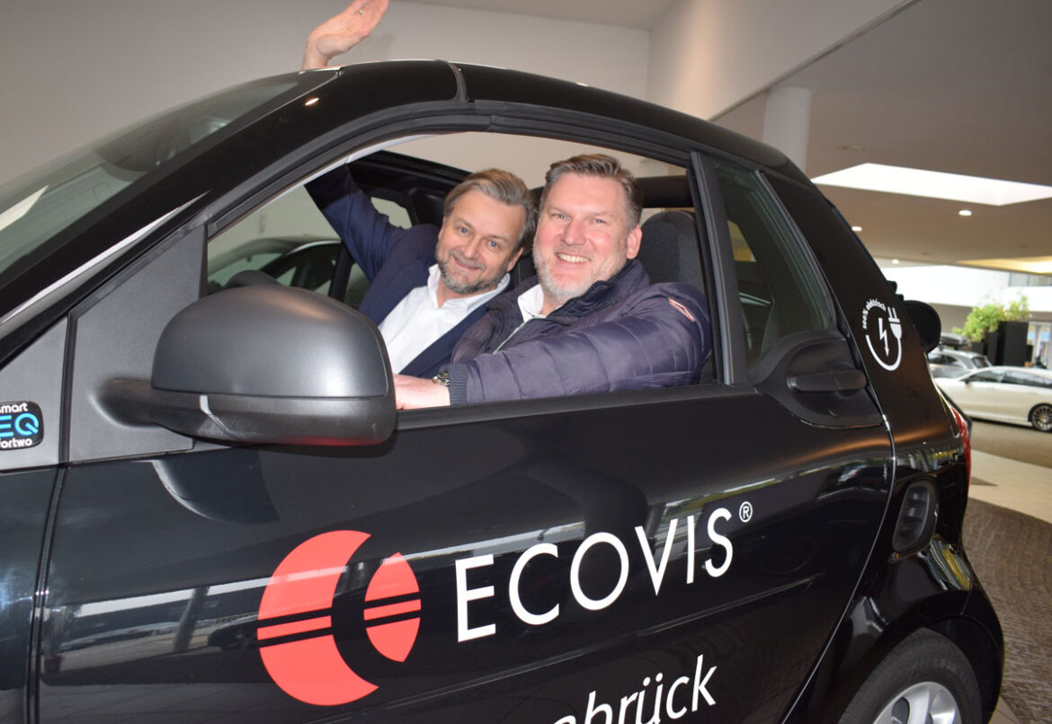 Holger Schütter und Stephan Jäkel im E-Dienstwagen