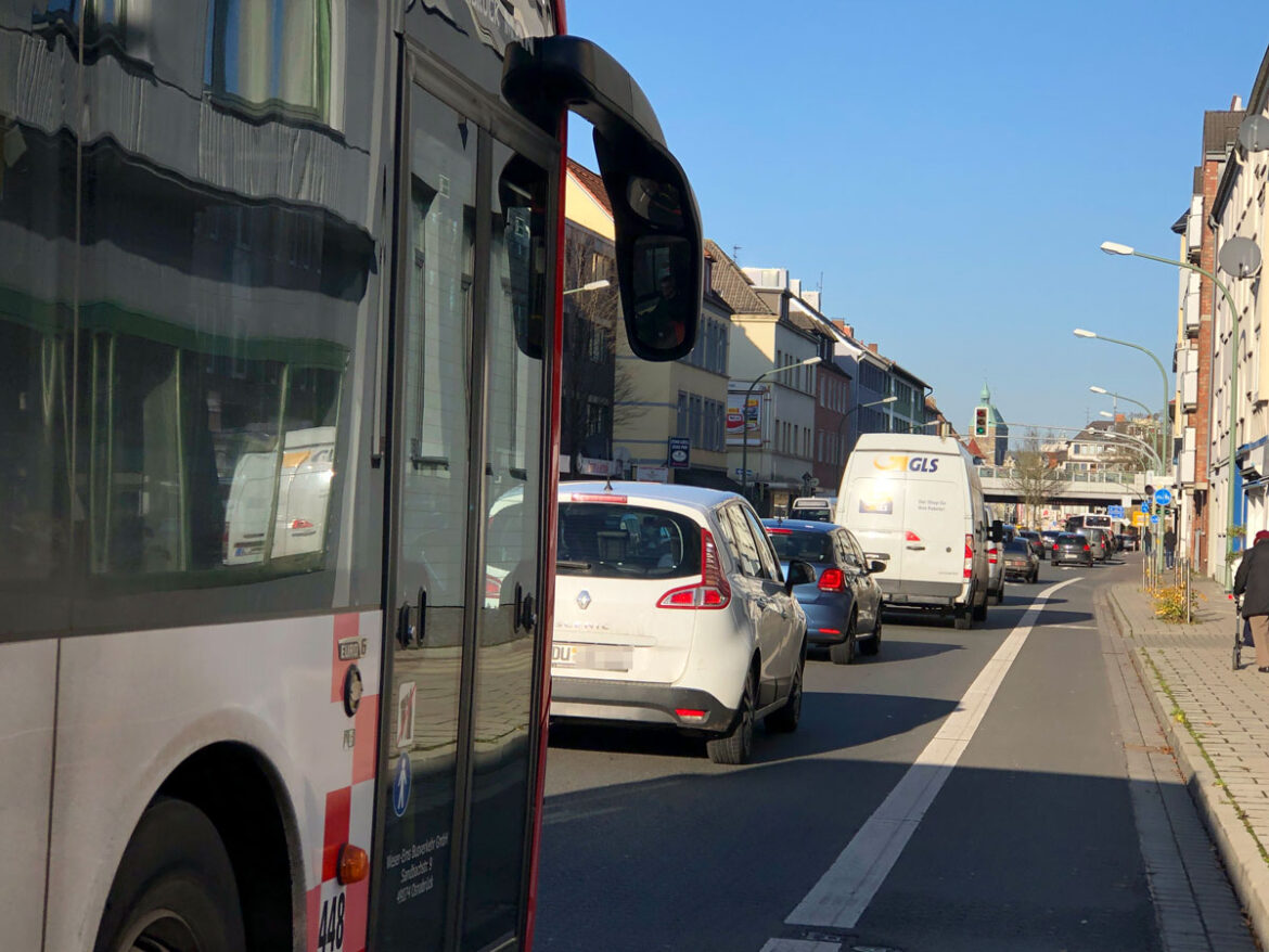 Bus im Stau auf der Iburger Straße