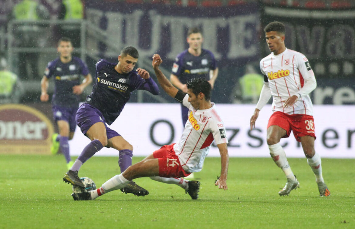 Anas Ouahim im Zweikampf mit Marcel Correia (Regensburg); imago images / Eibner