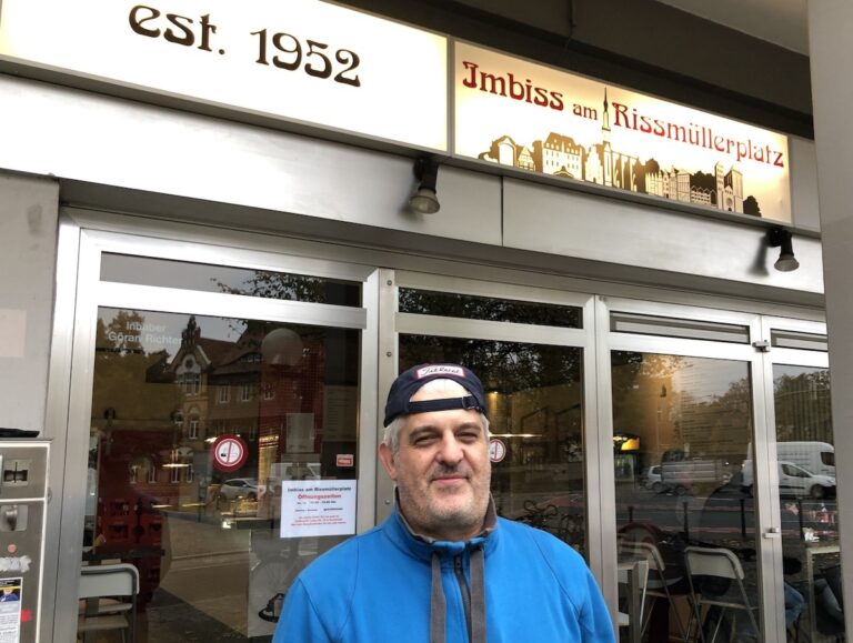 Göran Richter vor dem Imbiss am Rissmüllerplatz