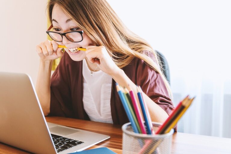 Studentin in der Online-Lehre (Symbolbild)
