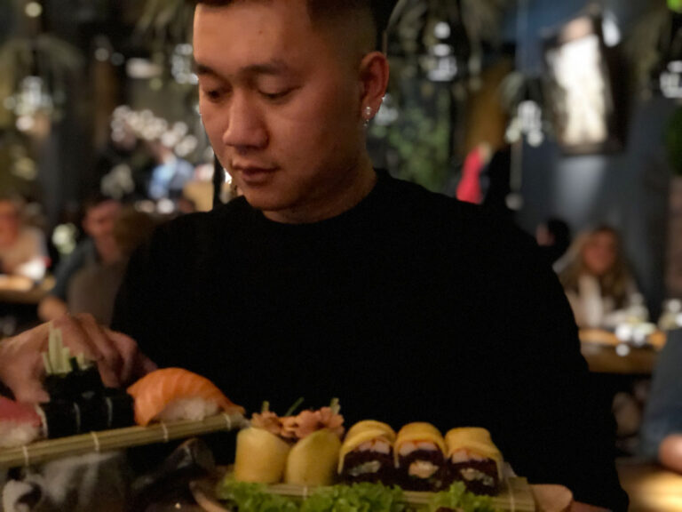 Sushi-Meister Khauh im Restaurant "Buddha Bowl"