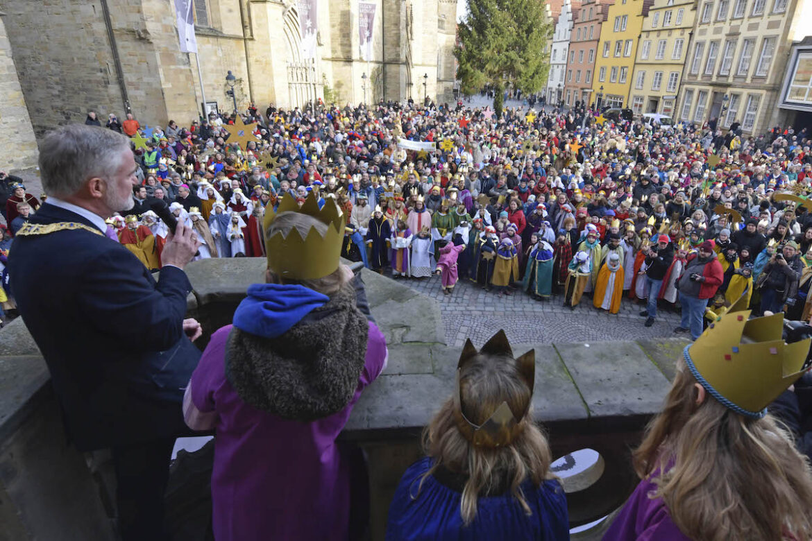 2.000 Sternsinger vor dem Osnabrücker Rathaus; Foto: Hermann Pentermann