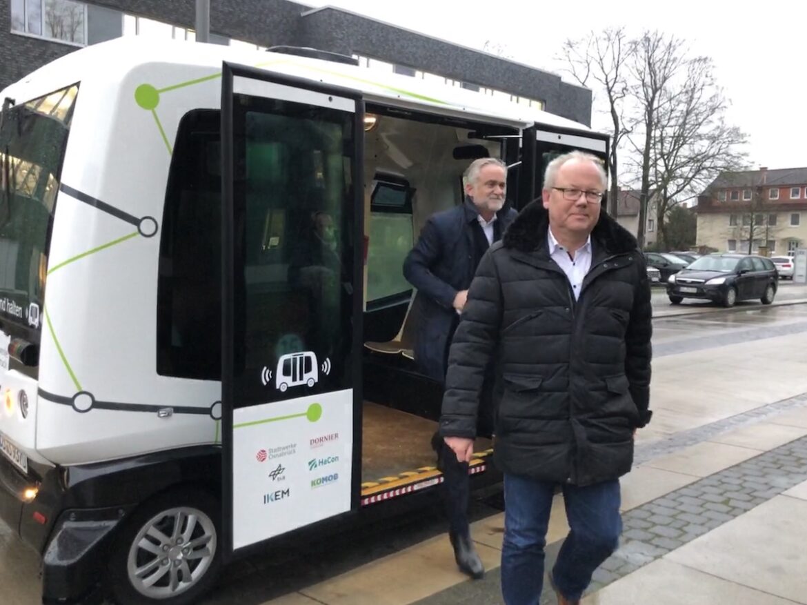 Werner Linnenbrink von den Stadtwerken (vorne) und Oberbürgermeister Wolfgang Griesert waren die ersten Hubi-Testfahrer