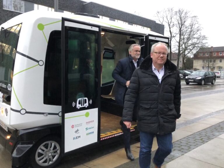 Werner Linnenbrink von den Stadtwerken (vorne) und Oberbürgermeister Wolfgang Griesert waren die ersten Hubi-Testfahrer