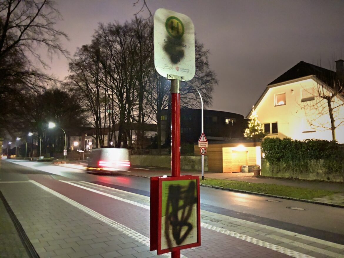 Beschmiertes "Hubi"-Schild an der Sedanstraße