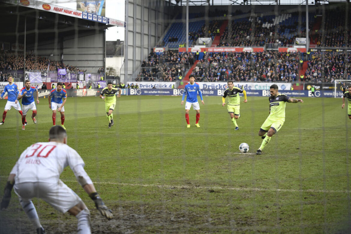 Marcos Alvarez trifft per Elfmeter zum 1:1; Foto: imago images / Holsteinoffice