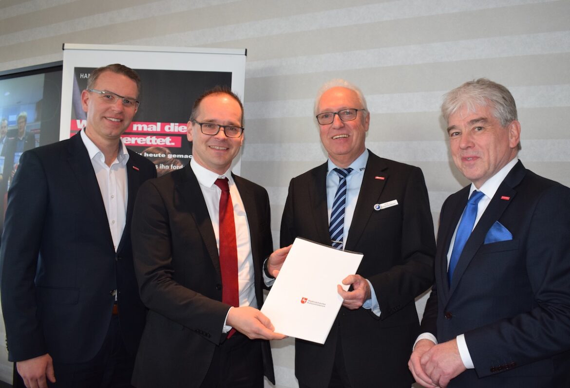 Kultusminister Tonne übergibt an BTZ-Geschäftsführer Diestelkämper im Beisein von Kammerpräsident Möhle (re.) und Hauptgeschäftsführer Ruschhaupt den Bewilligungsbescheid.