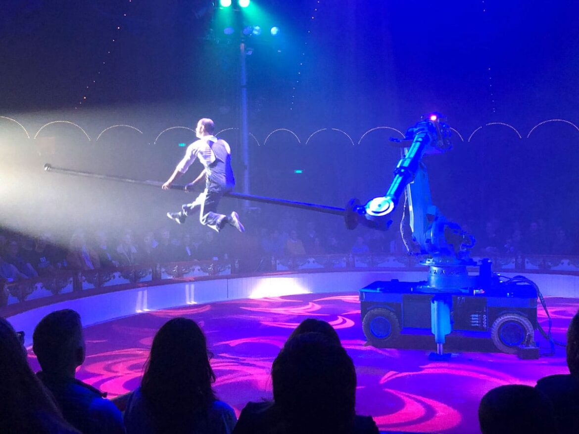Akrobatik mit Roboter im Circus Roncalli